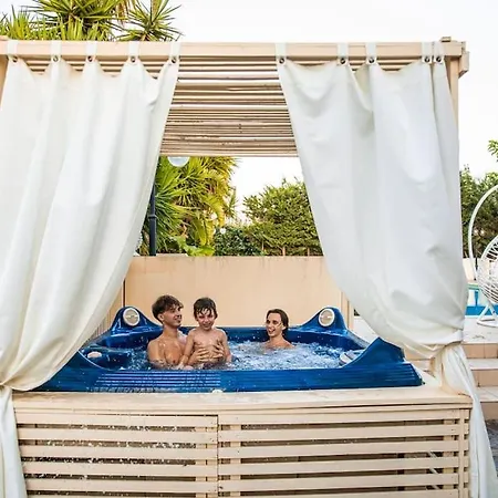 فيلة Laoconte Piscina, Jacuzzi E Biliardo *
