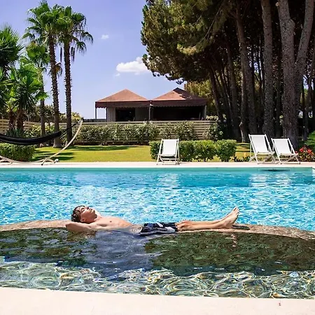 Laoconte Piscina, Jacuzzi E Biliardo Willa